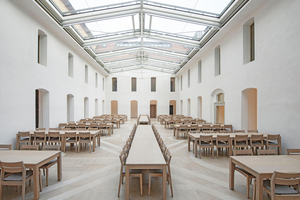  Der mit einem Glasdach aus 12 Glaselementen überspannte Kreuzgarten ist heute das kommunikative Zentrum der Musikakademie 