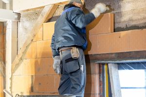  Im Gegensatz zu anderen Dämmsystemen wird die „Poroton-WDF“ nicht an die bestehende Wand geklebt, sondern freistehend davor aufgemauert 