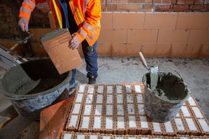  Zur Anbindung an Holzbalken oder Trennwände werden die Stoßfugen mit Mörtel versehen 