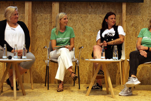  Handwerkerinnen diskutierten auf der Messe „Dach+Holz“ 2022 in Köln über „Mehr Frauen auf den Bau“ (v.l.): Jessica Weuthen, Stefanie Ludewig, Moderatorin Christina Diehl, Sabrina Simon, Brigitte Latsch und Melanie Oppermann.  