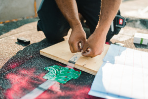  Im gewünschten Bereich des Gebäudes werden die Papierbänder anhand eines Verlegerasters angebracht 