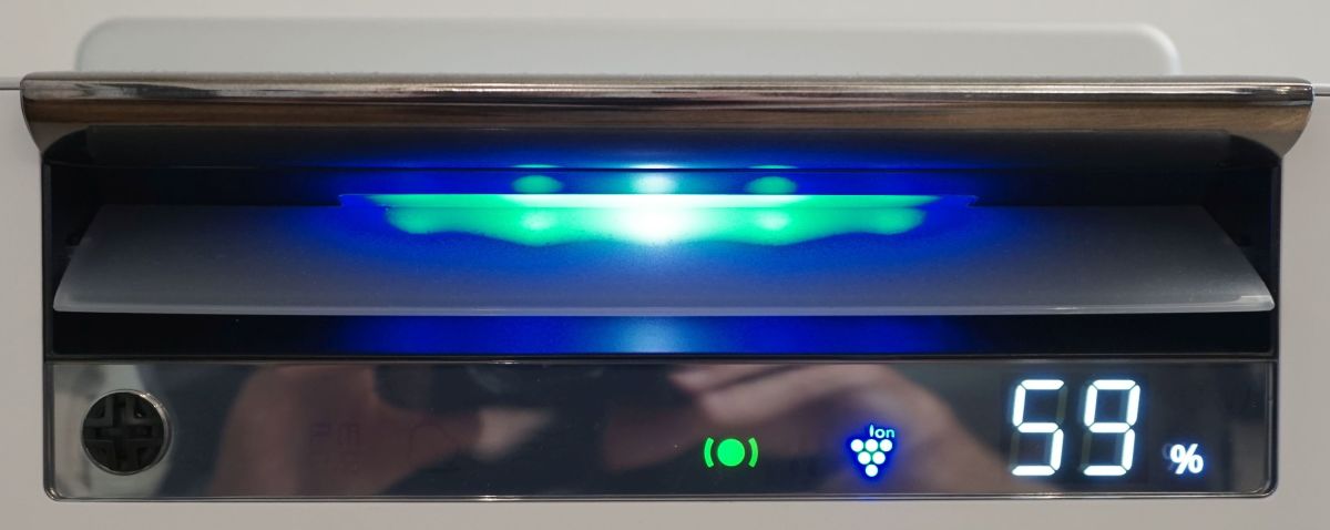 Blick auf das Display: Links grün die Überwachungsleuchte, rechts daneben blau die Plasma-Ionen-Anzeige, ganz rechts in groß die aktuelle Raumluftfeuchte
