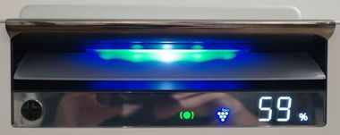 Blick auf das Display: Links gr?n die ?berwachungsleuchte, rechts daneben blau die Plasma-Ionen-Anzeige, ganz rechts in gro? die aktuelle Raumluftfeuchte
