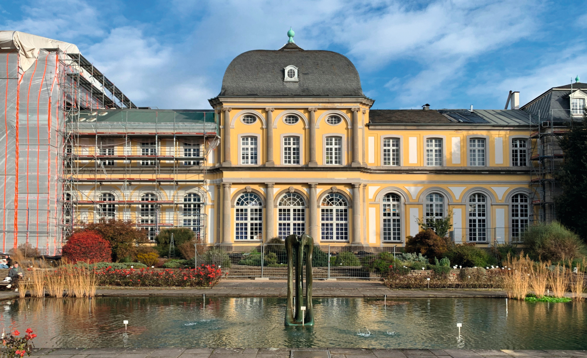 Die Gebäudehülle vom Poppelsdorfer Schloss in Bonn wird umfassend saniert. Hierzu zählt auch die Sanierung der schadstoffbelasteten Fenster