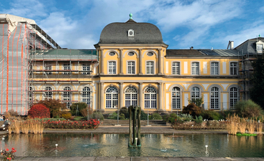 Die Geb?udeh?lle vom Poppelsdorfer Schloss in Bonn wird umfassend saniert. Hierzu z?hlt auch die Sanierung der schadstoffbelasteten Fenster