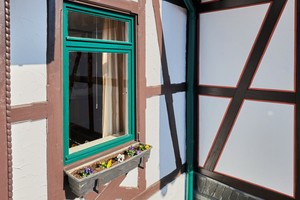  Die Holzfenster erhielten einen neuen Anstrich mit der blockfesten Holzfarbe „Gori 88 Compact“  