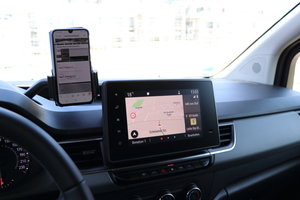  Über den Acht-Zoll-Monitor lassen sich dank Smartphone-Einbindung via Apple CarPlay und Android Auto auch die persönlichen Apps direkt im Fahrzeug nutzen 