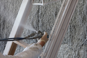  Die Fensterrahmen wurden im Spritzverfahren mit dem Isolierfüller „Induline ZW-400“ und dem Schlussbeschichter „Induline DW-601“ behandelt 