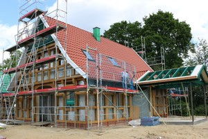  Das Ständerwerk des Heuerhauses besteht aus handverlesenem, vorgelagertem Eichenholz 