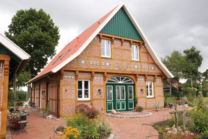  Im Dorf Benstrup, das zur Stadt Löningen in Niedersachsen gehört, entstand ein Fachwerkgebäude im Stil eines Heuerhauses 