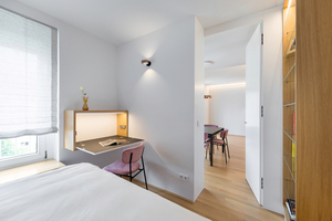 Die schlichte, raumhohe Tür von Eclisse verschafft einen stilvollen Zugang zum Schlafzimmer der Altbauwohnung in Wien 