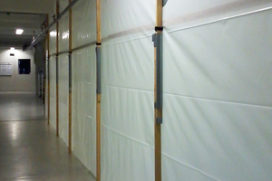 Eine Staubschutzwand aufgebaut mit Folie, Dachlatten und den „Tomjig“-Schnellspannern 