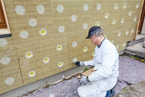  Die Anzahl der Dübel ist abhängig von Höhe und Standort des Gebäudes, seiner Länge und Breite sowie der Windlastzone. So ergibt sich in der Regel ein Bedarf von 4 bis 16 Dübeln pro m2 