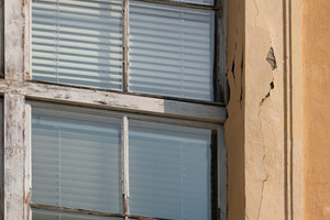  Feuchtes Mauerwerk, schlechter Untergrund – die Sanierung alter Fenster ist eine echte Herausforderung 