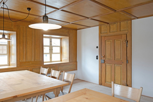  In der historischen Stube konnte die Holzvertäfelung an Decke und Wänden aufwendig restauriert werden 