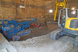  Für den Bau der Kellerwände baggerten die Handwerker den alten Stallteil Meter für Meter aus 