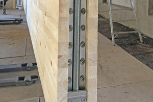  Rechts: Die Leimträger der neuen Holzkonstruktion wurden mit einer Knapp-Spezialverbindung an den Stützen befestigt 