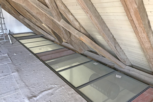 In den Raum zwischen Traufwand und Decke wurden horizontale, begehbare Glasflächen eingesetzt 
