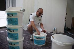  Verkaufsberater Stefan Karwath zeigt am Brillux-Standort in Herford die Armierungsmasse „Qjusion Hybrid“ 