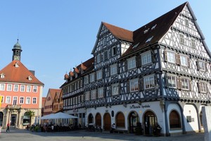  Das Stammhaus, die Apotheke des Gründerehepaars Palm, am historischen Marktplatz in Schorndorf wurde erhalten.      