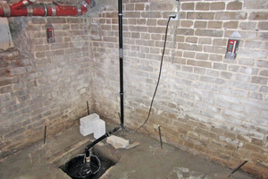  Im Keller wurden Bohrlöcher gesetzt. Durch Injektionslanzen wird das Zweikomponenten-Expansionsharz unter die Fundamentsohle gepresst 