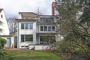  In diesem Wohnhaus aus den 1950er Jahren im Kölner Stadtteil Lindenthal bauten die Mitarbeiter der Holzmanufaktur Schreinerei Bonn zwei kleine Wohnungen in eine Maisonettwohnung um 