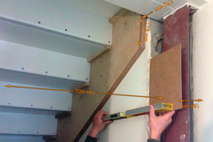  Die Rückseite der Treppe zeigt die Einbausituation der Multiplexplatten. Dank digitaler Software können Angaben vom Aufmaß vor Ort direkt in Baustellenfotos eingetragen werden 