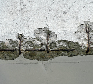 Korrosionsbedingte Abplatzungen an Bauteilen aus Beton lassen sich mit dem Betonsanierungssystem ?weber.rep duo? einfach und schnell sanieren