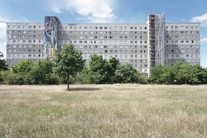  Im Sommer war das Wandmosaik von Josep Renau am rechten Treppenhaus des Lehrlingsheims in der Neustadt von Halle an der Saale noch weitestgehend von Gerüst und Plane verdeckt. Gegen Ende dieses Jahres sollen die voraussichtlich rund 1 Million Euro teuren  