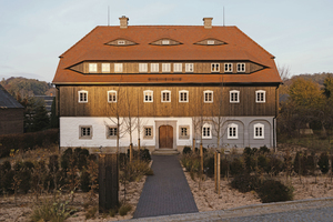  Neu hinzugekommen sind außen an dem nach Plänen des Architekturbüros Atelier ST umgebauten und sanierten Umgebindehaus in Schönbach die Hechtgaube im Dach und die Fassadenbekleidung aus karbonisierten Brettern am Obergeschoss 