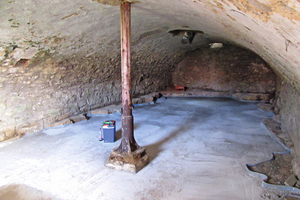  Die Stahlstütze im Kellergewölbe wurde im eingebauten Zustand mittels Sandstrahlen von Rost befreit und mit Owatrolöl vor weiterer Feuchteeinwirkung geschützt 