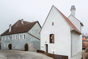  Der zweigeschossige Satteldachbau mit dem Turm der Malzdarre und dem gemauerten Schornstein ist ein markanter Punkt am Marktplatz in Lauterhofen 