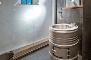  Ein altes Bierfass als Waschtisch in der Toilette erinnert an die Brauereigeschichte des Gebäudes 