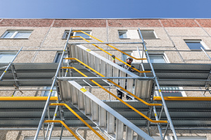  Der außenliegende Treppenzugang ist bei „Peri Up“ dank des Gerüstknotens am „Easy Stiel“ im Fassadengerüst integriert und kann sicher mit vorlaufendem Geländer montiert werden 