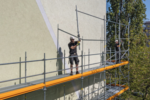  Das Fassadengerüst des „Peri Up”-Gerüstbaukastens bietet Sicherheit im System, denn das Geländer für die nächste Ebene wird mit dem „Easy Stiel” ohne Zusatzbauteile von der unteren Gerüstlage aus montiert 