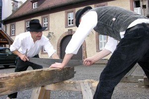  Das Arbeiten mit Holz gehört für Zimmerleute zum Lehrgang „Restaurator im Handwerk.“ 