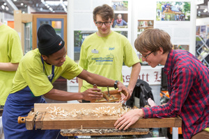  Mitmachen ist die Devise bei der Messe denkmal 2022 in Leipzig. Junge Besucher können selbst Holz hobeln und sich über vielfältige Ausbildungsberufe in der Denkmalpflege informieren 