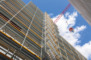  Neben der geringen Bauteilanzahl und der nahezu werkzeuglosen Montage überzeugen "Peri Up"-Treppen mit dem integrierten vorlaufendem Geländer und der Montage aus gesicherter Position. 