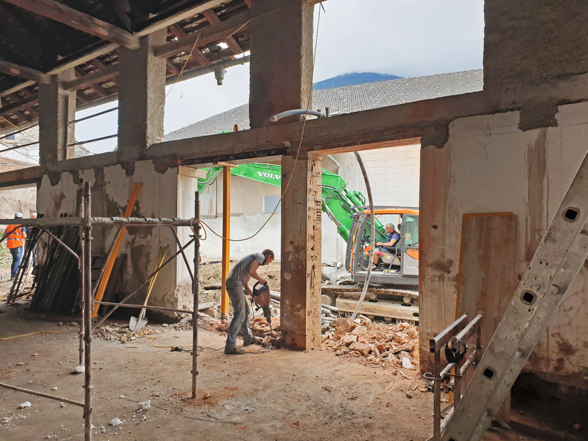 Neue große Fensteröffnung bringen viel Tagelicht in das ehemalige Speichergebäude