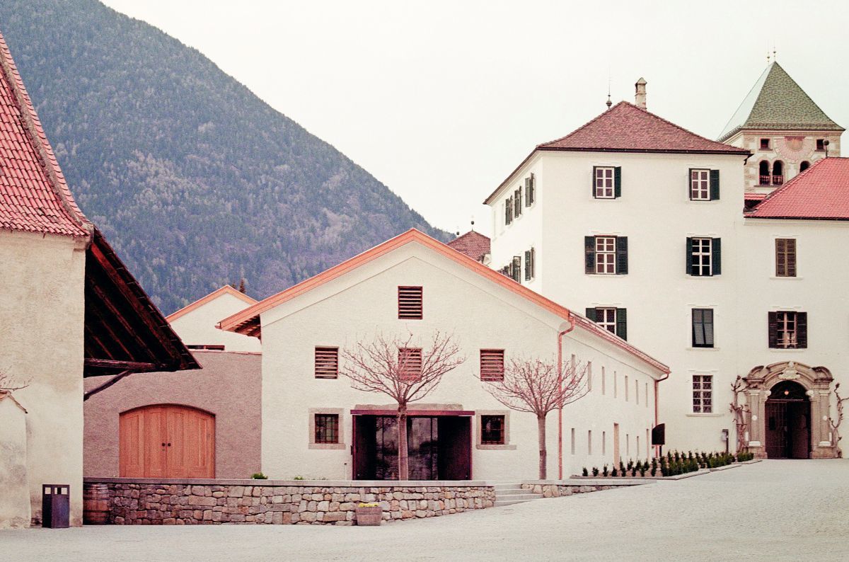 Im Vorbereich des Klosters Neustift bei Brixen wurde das Speichergebäude saniert, während das Wäschereigebäude abgerissen und durch einen Neubau ersetzt wurde