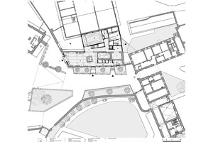  Grundriss Erdgeschoss, Maßstab 1:500 1 Museumseingang 2 Foyer 3 Ticket-Tresen 4 Treppenhaus 5 Seminarraum 6 Lagerraum 7 Ausstellungsraum (Dauerausstellung) 8 Service 9 Gemeinschaftsraum 10 WCs 11 Büro 12 Garderobe 13 Außenbereich 