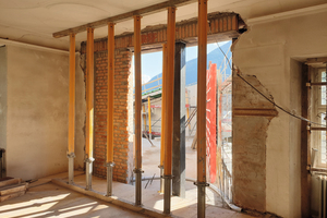  Im Obergeschoss musste das bestehende Fenster zu einem Durchgang erweitert werden 