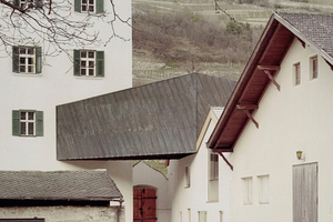  Die Brücke führt in das Obergeschoss des Bestandsgebäudes. Von außen ist sie mit schwarz oxidiertem Kupferbleche bekleidet 