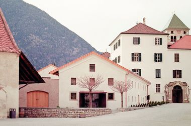 Im Vorbereich des Klosters Neustift bei Brixen wurde das Speichergeb?ude saniert, w?hrend das W?schereigeb?ude abgerissen und durch einen Neubau ersetzt wurde