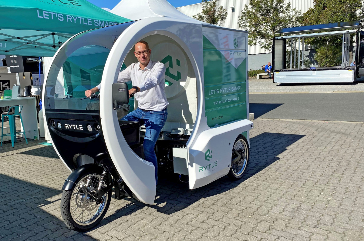 Thomas Wieckhorst, Chefredakteur der bauhandwerk, probiert das Lastenrad ?Rytle MovR3? auf der IAA Transportation Ende September in Hannover aus