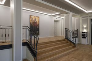  Die Wandflächen in den Foyers wurden mit „Sensocryl ELF 267“ in Mittelgrau gestrichen; davon abgesetzt sind hellere Bereiche an Säulen, Kassettenumrandungen und den die Türen einfassenden Stuckelementen 