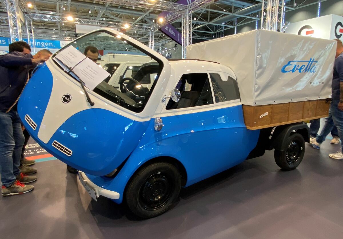 Wie beim historischen Vorbild, der „Isetta“ von BMW, steigt man auch in die „Evetta Cargo“ von ElectricBrands über die Fronttür ein