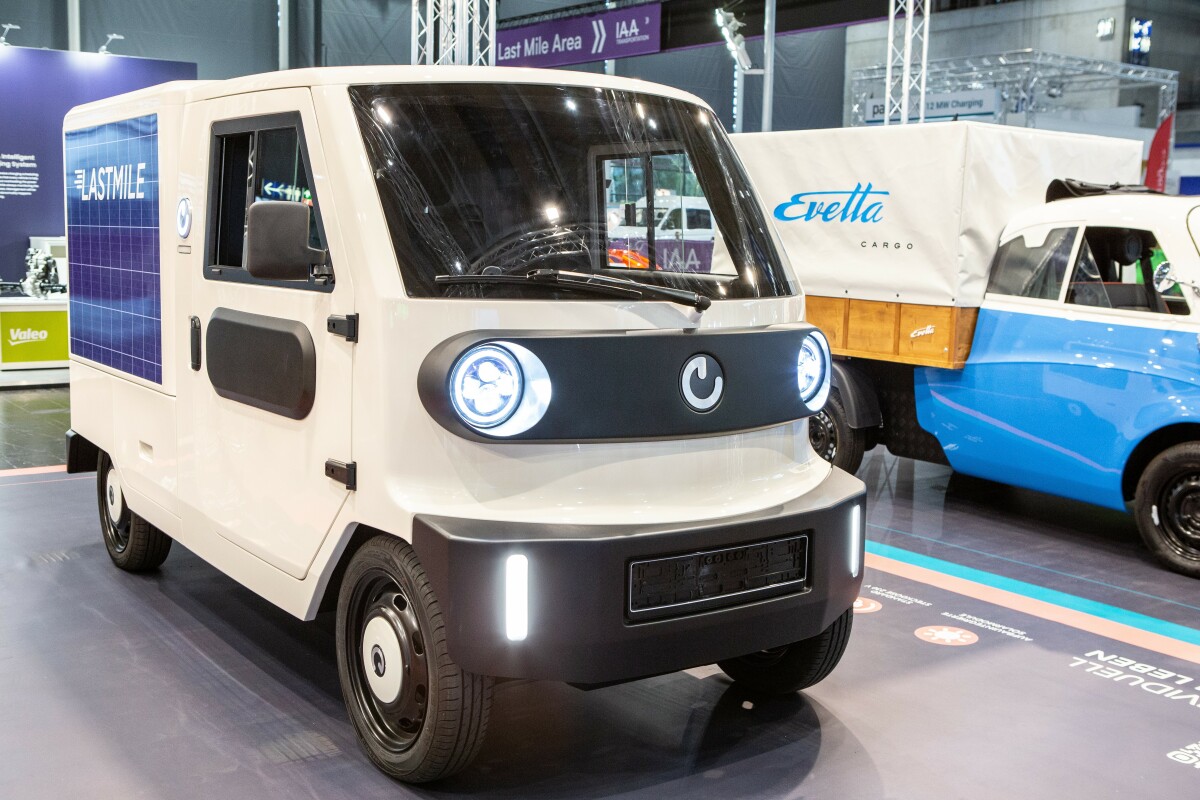 Neben der „Evetta Cargo“ zeigte ElectricBrands auf der Messe den Prototyp „XBUS S“, den es mit Kofferaufbau oder als Pritsche geben soll