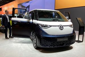  Auf dem Messestand von VW beherrschte der „ID. Buzz“ – hier in der Cargo-Variante – den Auftritt auf der IAA Transportation Ende September in Hannover 