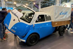  Wie beim historischen Vorbild, der „Isetta“ von BMW, steigt man auch in die „Evetta Cargo“ von ElectricBrands über die Fronttür ein 